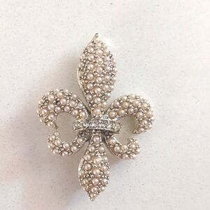 Fleur de Lis Pearl Brooch